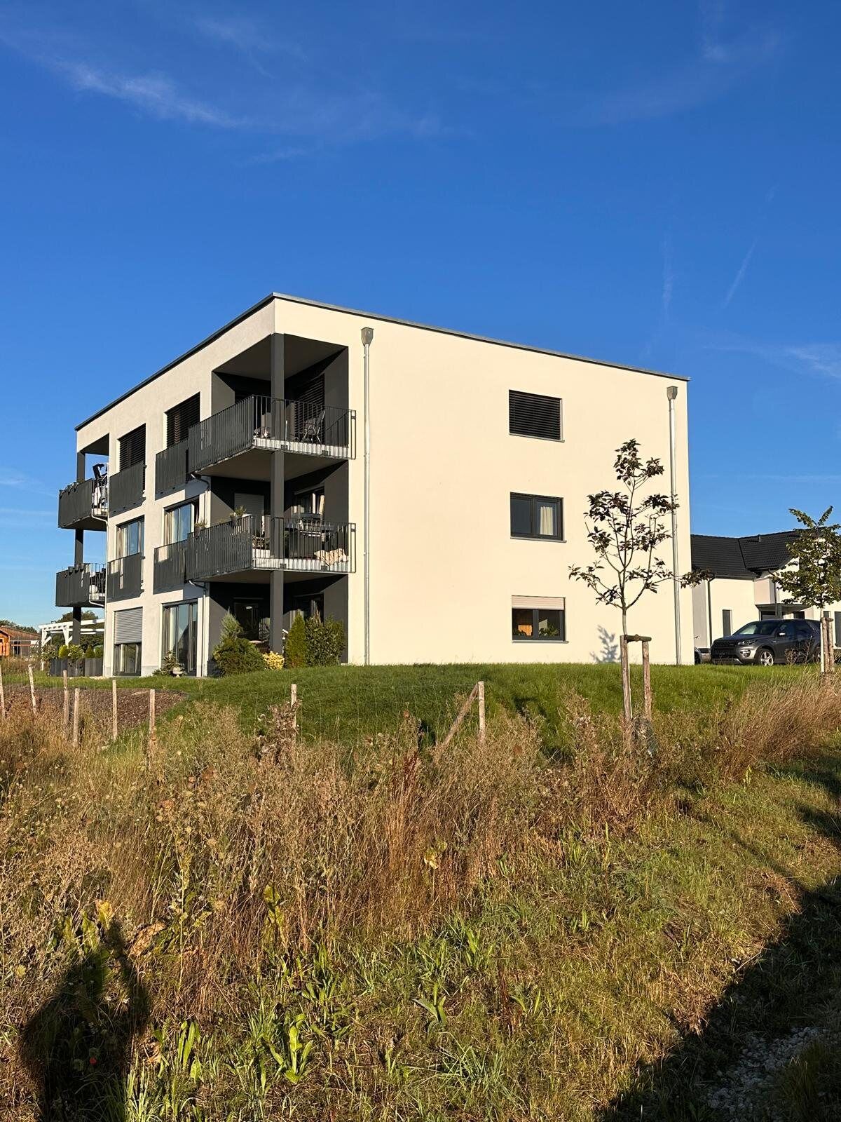 Außenansicht des Wohngebäudes am Hammerberg über die Gartenfläche