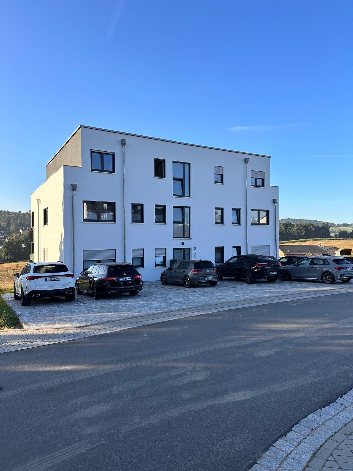 Straßenseite des fertiggestellten Mehrfamilienhauses am Hammerberg