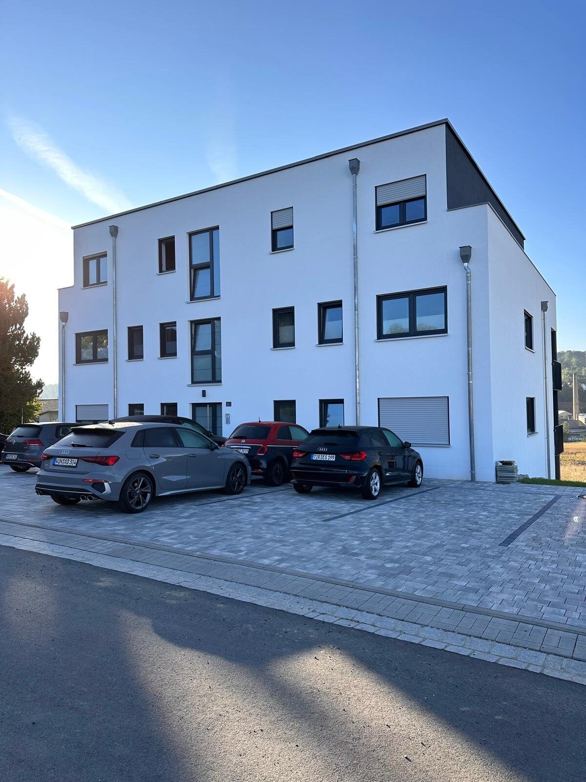 Zufahrt und Seitenfassade des Mehrfamilienhauses am Hammerberg