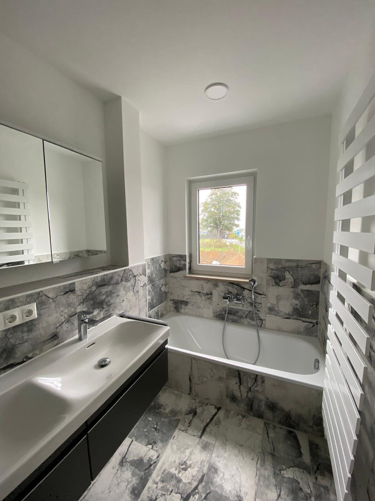 Badezimmer mit Doppelwaschtisch und Badewanne am Hammerberg