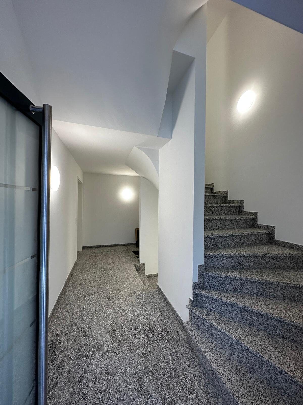 Treppenhaus und Eingangsbereich des Mehrfamilienhauses am Hammerberg